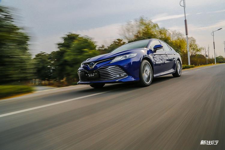 我把全新第八代凯美瑞双擎的对手和它都开了一遍最终得出这评价