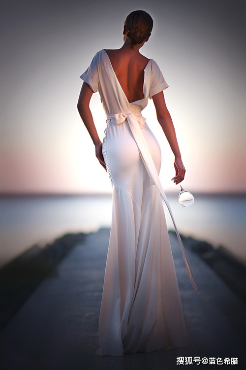 背影照首先要具有形式上的美感,而形式上的美感又包括人物的形态,形体