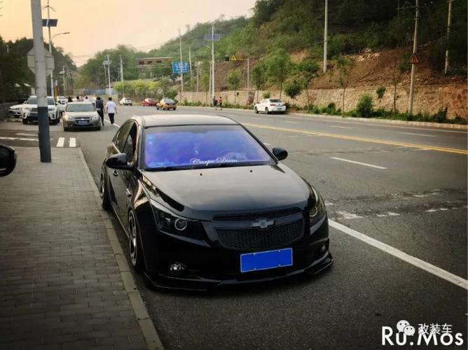 当雪佛兰科鲁兹趴下之后,变身充满肌肉感的黑武士