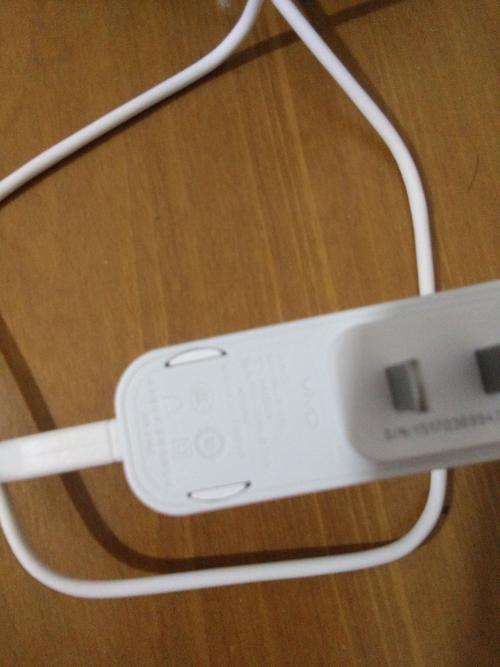 vivoy27充电器下面的两个白色的东西是什么?如图,求解答.