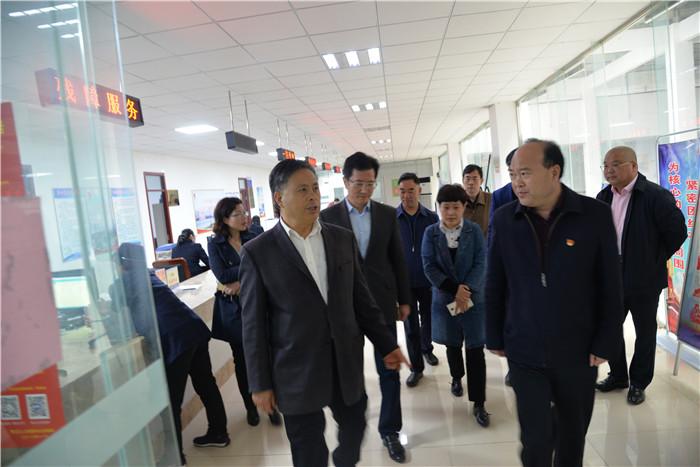 (图为夏文达听取大泉街道负责人慈善工作汇报)