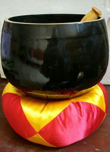 展开全部 师父敲的法器叫大磬.