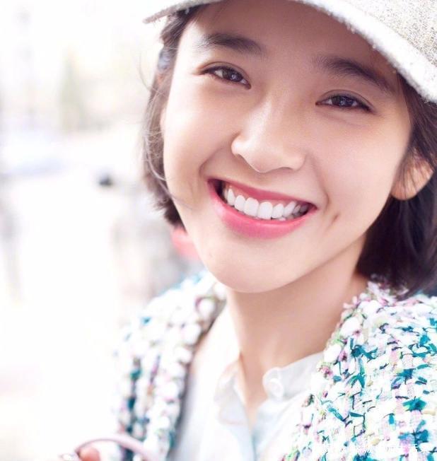 其实很多明星的牙齿都白得很闪耀,像甜美女孩唐艺昕,笑起来一口大白牙