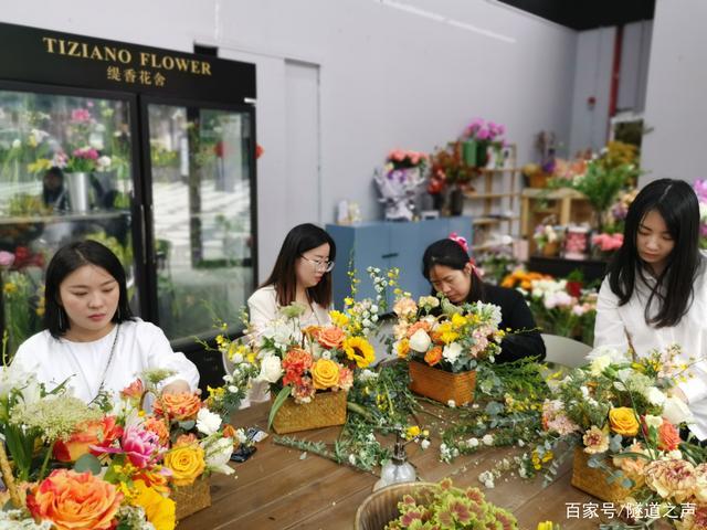 插花老师讲授插花艺术,鲜花常识,保鲜常识.伴着阵阵花香,在老师的指导