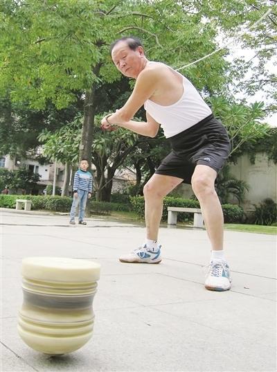 有趣易学的有氧运动 80岁高龄高阿伯抽陀螺健身