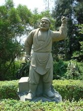 崇武石雕工艺博览园中的李忠雕塑
