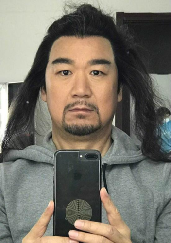 张国立晒搞笑自拍庆粉丝破百万