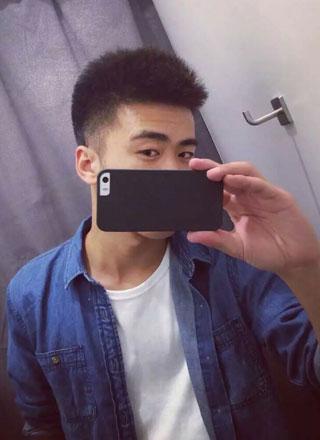 体育帅哥直男自拍照片 莫干西发型超帅