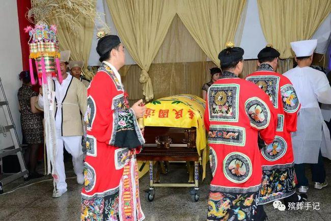 陈荣盛道长丧礼绕棺准备发引(谢宗荣摄)