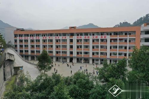 图为11月21日,记者拍摄到的域名珙县中学.