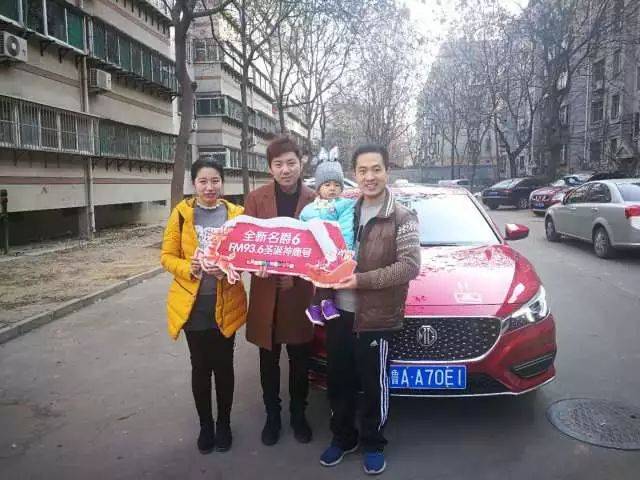 主播周赫接到了听众,一家三口哦~ 周赫半张脸与幸福的一家三口~ 四屏