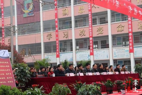 航拍2017年叶县昆阳镇中学决战中考百日冲刺誓师大会