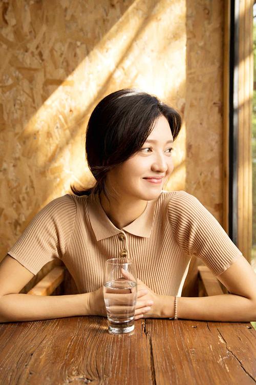 傅晶春日写真,艺质治愈,清新靓丽