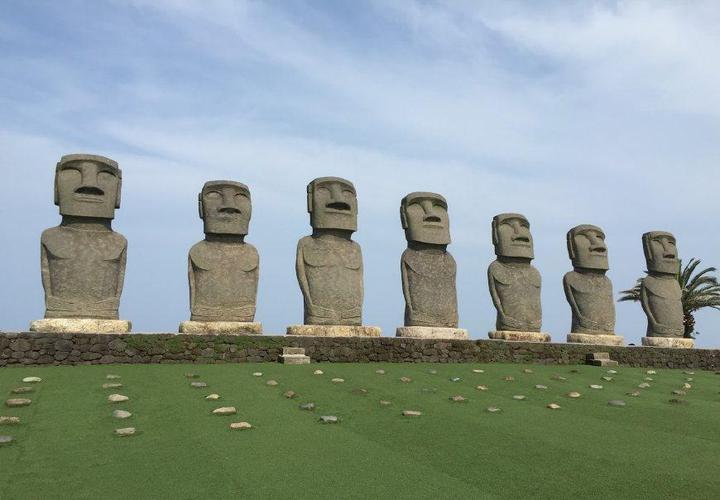 世界未解之谜, 神秘潜入的潜水艇和摩埃石像之谜