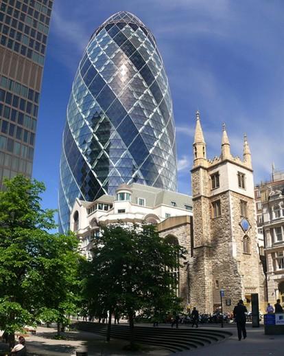 金融城内的这栋外形酷似小黄瓜的建筑还有一个昵称叫做"towering