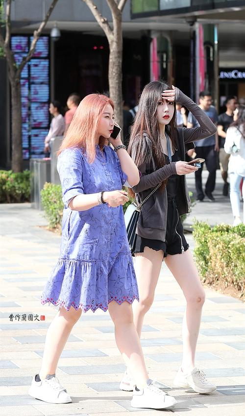 街拍:穿相同服饰的闺蜜,美丽成双更亮眼_曹作兰艺术行走_新浪博客