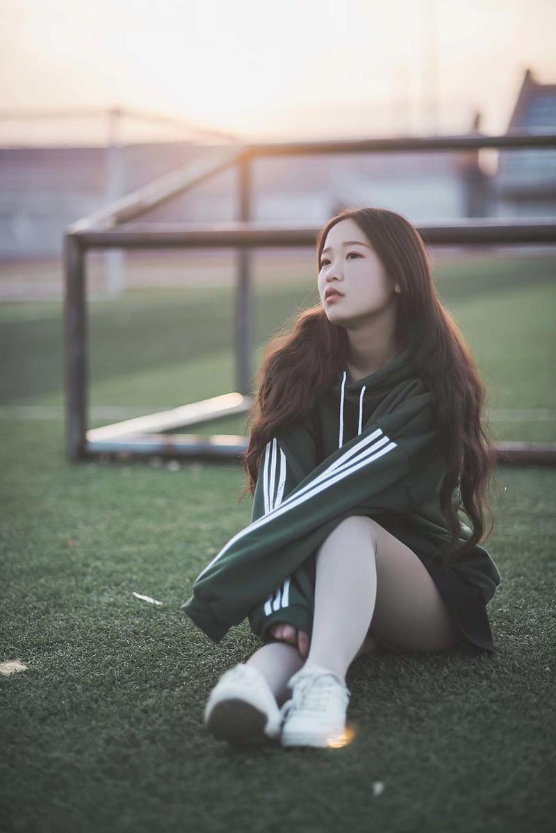 简介:长发清纯校园美女操场图片,分享一组美女校花图片给大家,图中的