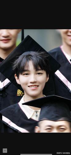 王俊凯回校拍毕业照