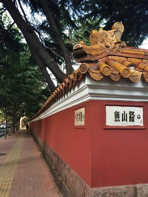 大学路上还有一个网红拍照点,大学路和鱼山路的交叉口,但我们并没有