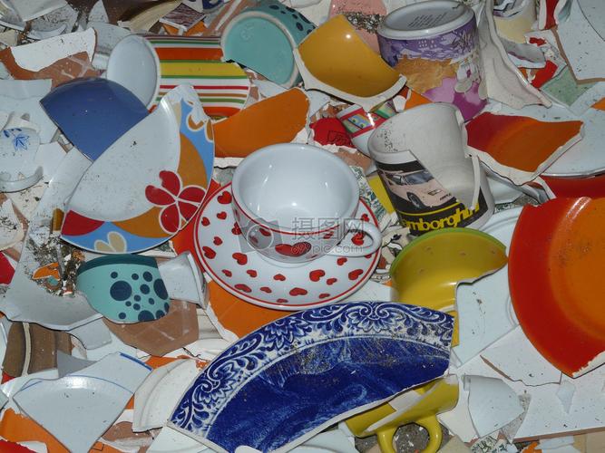 一堆破碎的餐具