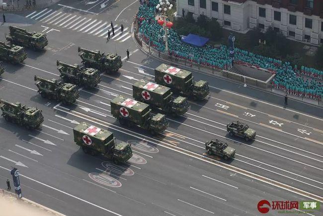 抢修抢救方队补给供应方队▲ 补给供应方队.▲ 空中护旗梯队.