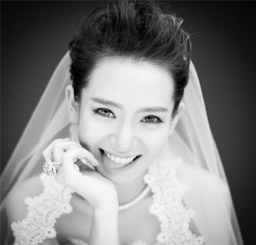 不知道情侣照婚纱照九连拍怎么做表情?让戚薇李承铉来