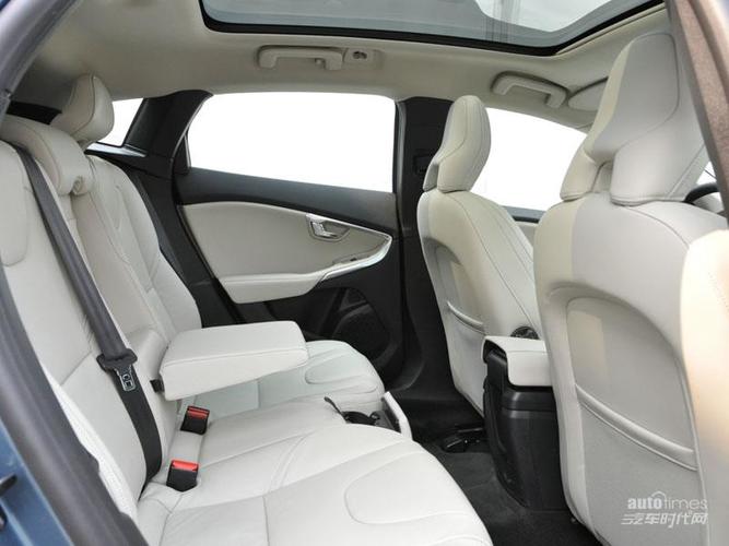 进口沃尔沃_沃尔沃v40_2013款 2.0t 智雅版_空间图片