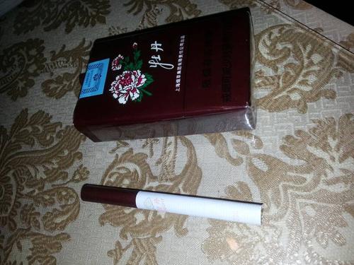 紫红色的牡丹香烟330多少钱一包?