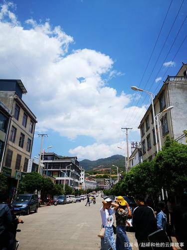 阳光明媚的日子,过大理永平县龙街镇,遇街天,学生正