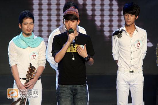 曾于2010年参加快乐男声杭州唱区的比赛,荣获唱区冠军,全国第18