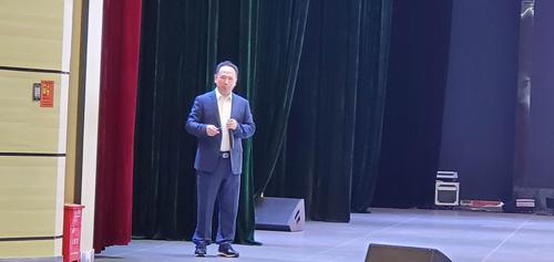 一个真正的教育专家-王宏校长开学讲话纪实