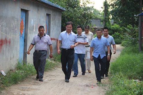 县委常委渠洲深入中阳里街道视察指导环境整治工作