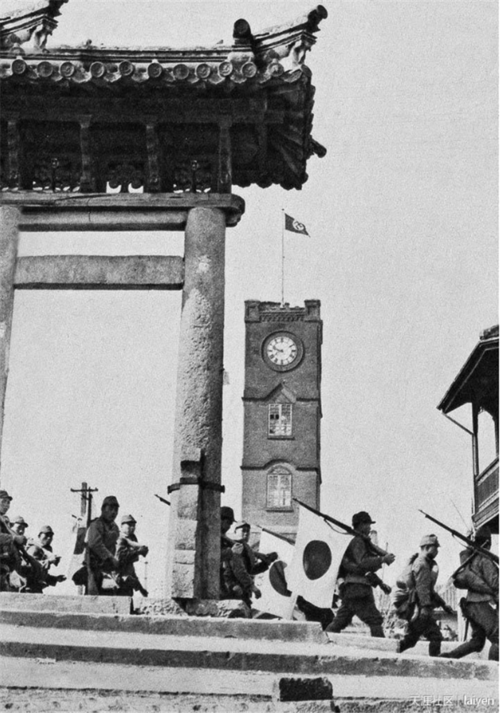 1938年3月27日,徐州会战,日军占领江苏通州,入城的饭冢部队.