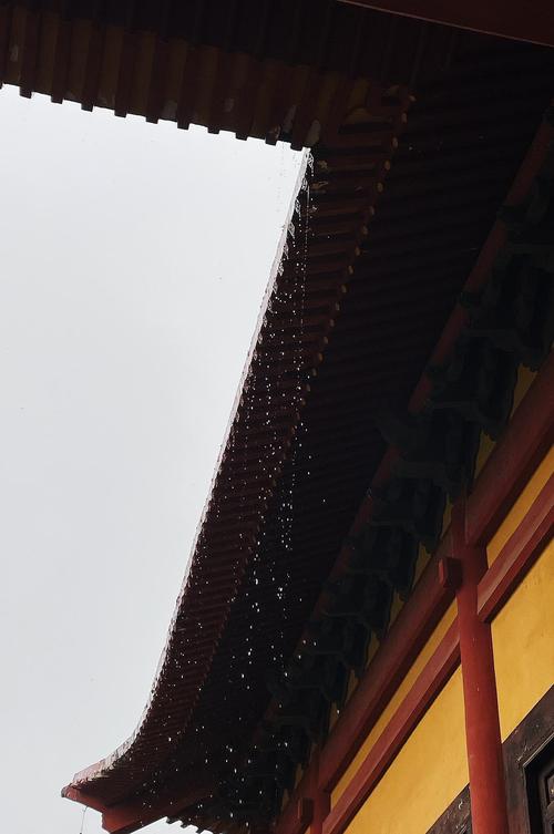 雨天的寺庙屋檐