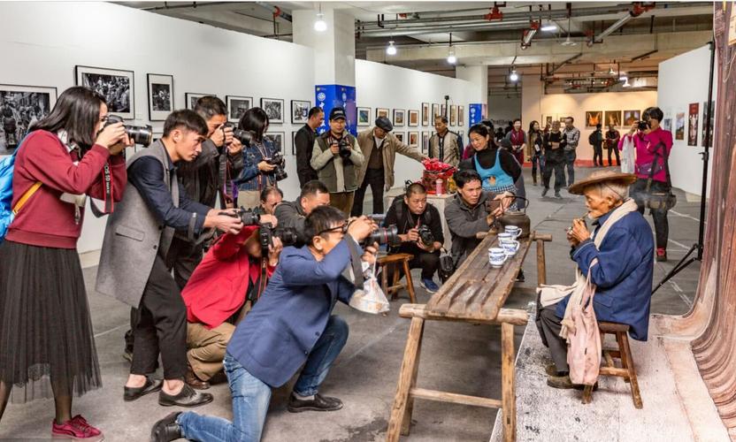 农村老汉不下地干活,成天坐茶馆喝茶赚钱,引数人围观!