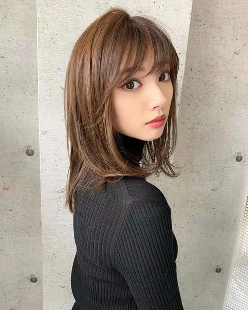 脸型太小,适合留长发还是短发?有适合小脸的发型推荐吗?