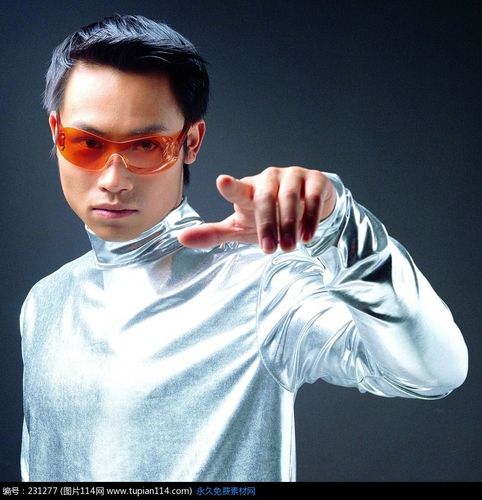 戴墨镜开枪动作的男人