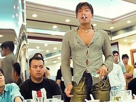 乌鸦哥掀桌被制止还乖乖地坐回去叫兄弟们吃饭