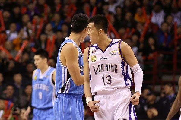 3月22日,辽宁队球员郭艾伦(前)在比赛中庆祝命中三分球.