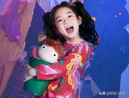 lucky6岁生日写真照,长成翻版戚薇!靠颜能在星二代中称霸