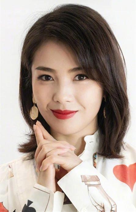 刘涛年纪越大越迷人了穿扑克衬衫配红唇御姐气质拿捏得超到位