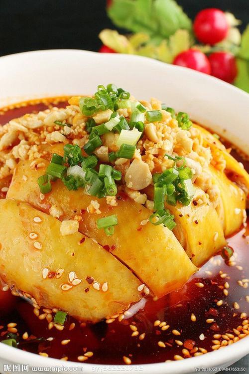 口水鸡做法:鸡洗净,斩成块2.在水烧开前.