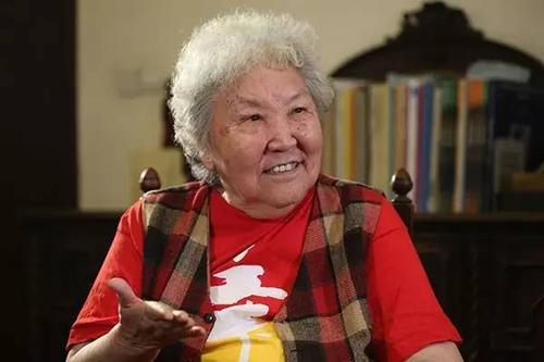 2016年6月,王莘夫人王惠芬在家中接受采访.