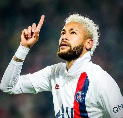 法甲最动人一幕:破纪录的内马尔没有庆祝,他用手比出了"24"