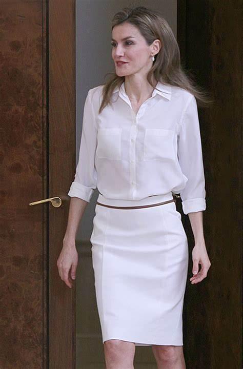 西班牙女王莱蒂齐亚穿白衬衫真好看, 春季这样穿绝对chic!