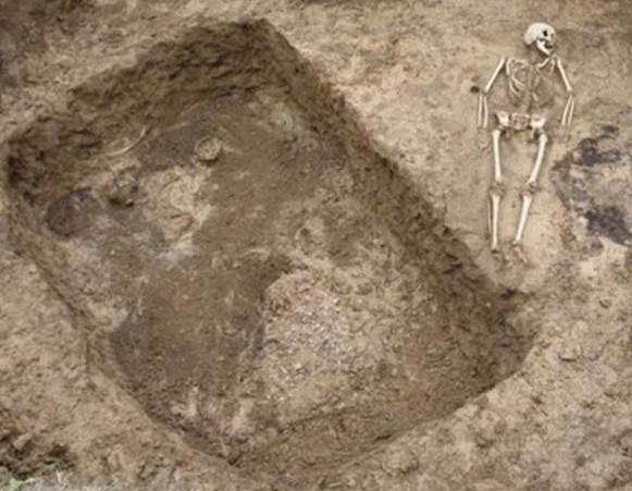 古人从地面竖直向下挖出葬坑,然后将棺木置入坑内,之后摆放随葬品和