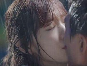 《任意依恋》金宇彬秀智"鼻尖kiss"引热议 韩剧中经典浪漫吻戏盘点