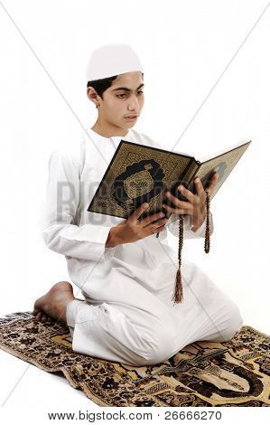 古兰经的穆斯林小男孩