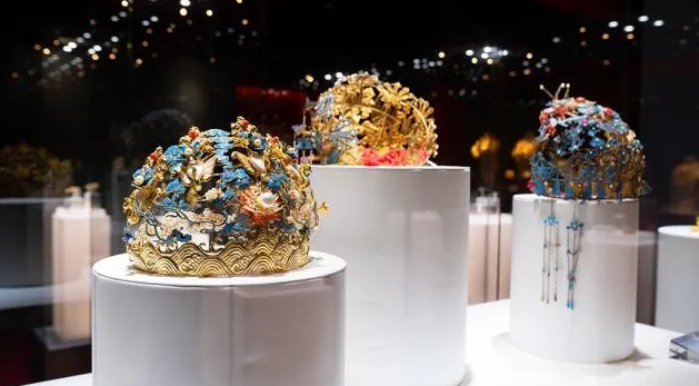 清代后妃婚嫁凤冠系列复刻品出自花丝镶嵌与点翠制作技艺非物质