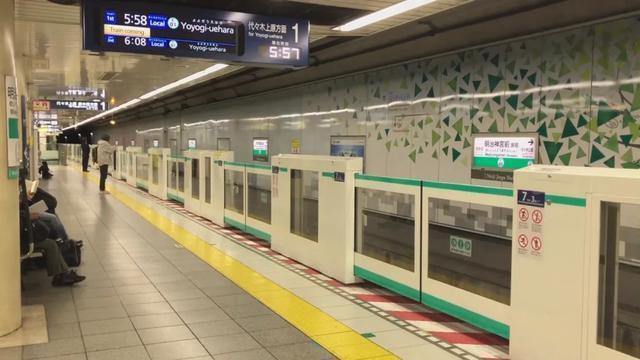 美国日本东京地铁出事了涉事男子挥刀泼汽油爆炸过后大批人群逃窜